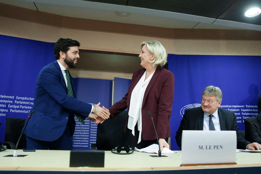 عضو حزب الرابطة اليمينية المتطرفة في إيطاليا ماركو زاني يصافح رئيسة مارين لوبان 