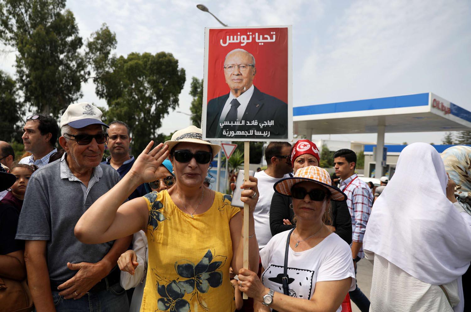 تونسيون يحيون موكب التشييع للرئيس التونسي الراحل الباجي قائد السبسي