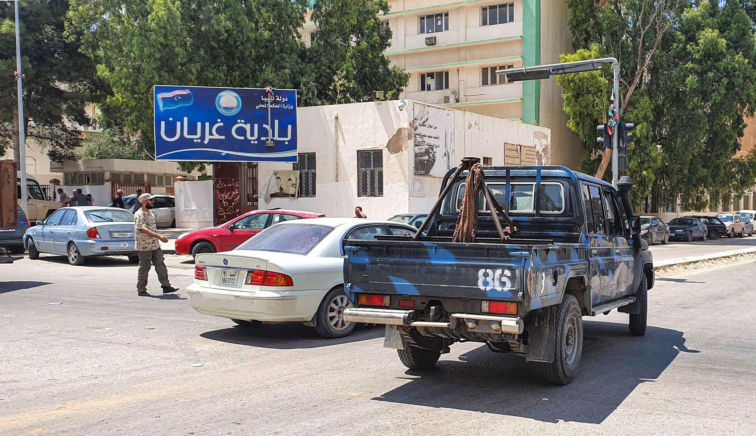 عربات تقف وسط مدينة غريان