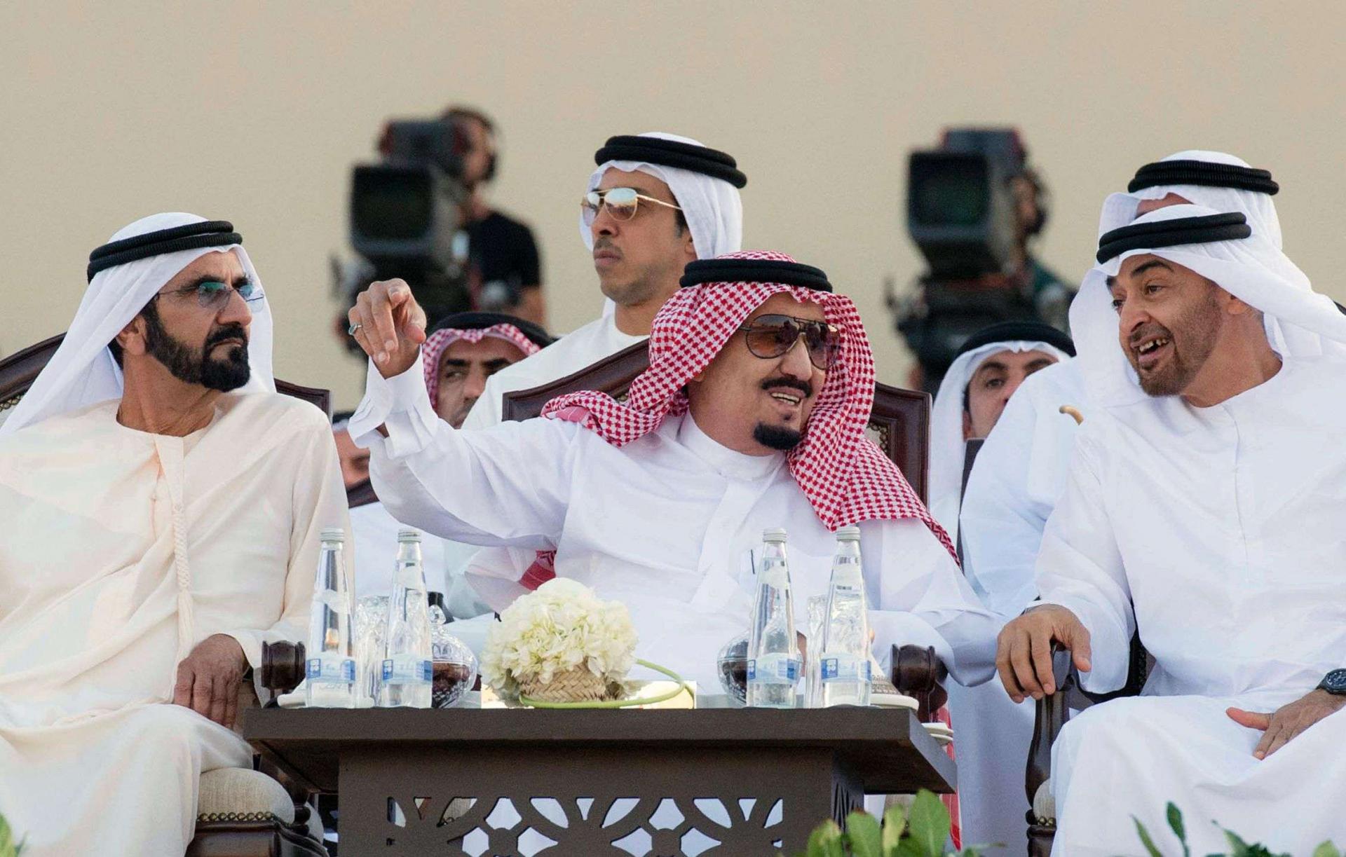 الملك سلمان يتوسط الشيخين محمد بن زايد آل نهيان ولي عهد أبوظبي ومحمد بن راشد آل مكتوم حاكم دبي ونائب رئيس دولة الإمارات 