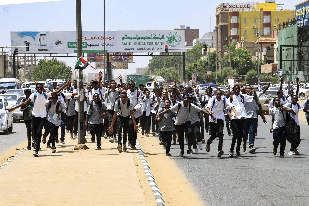 Ire against fuel and bread shortages grips schoolchildren too