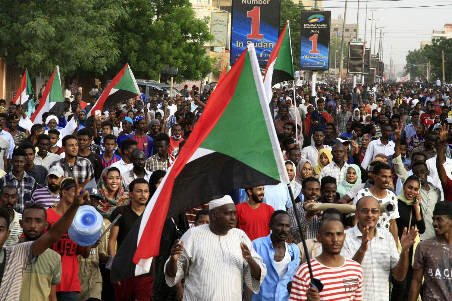 المحتجون يثبتون قدرتهم على الحشد من دون انترنت