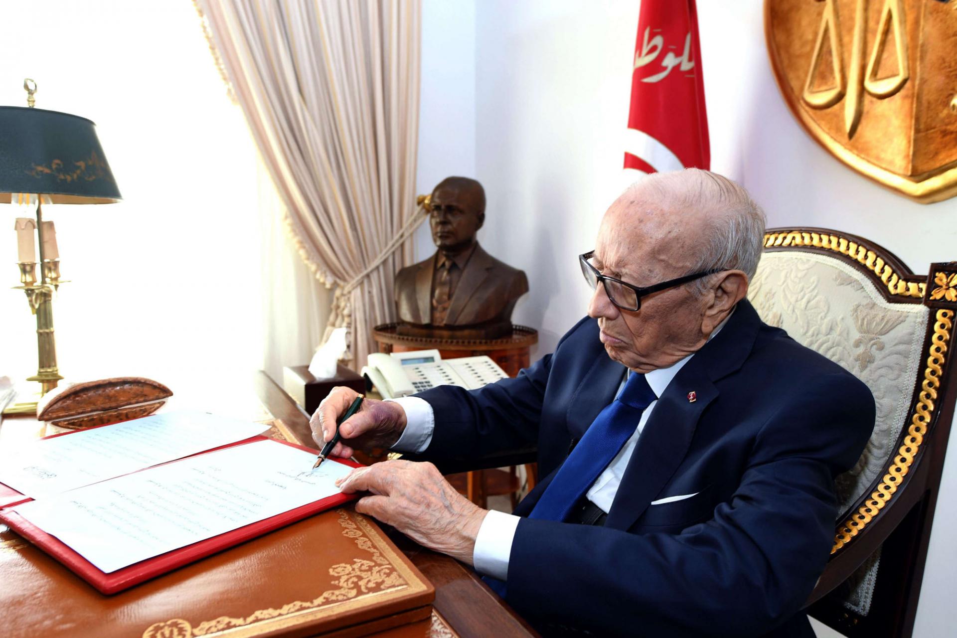 قائد السبسي يرفض التوقيع على القانون
