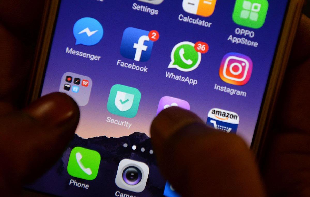 تطبيقات التواصل الاجتماعي تظهر على شاشة هاتف 