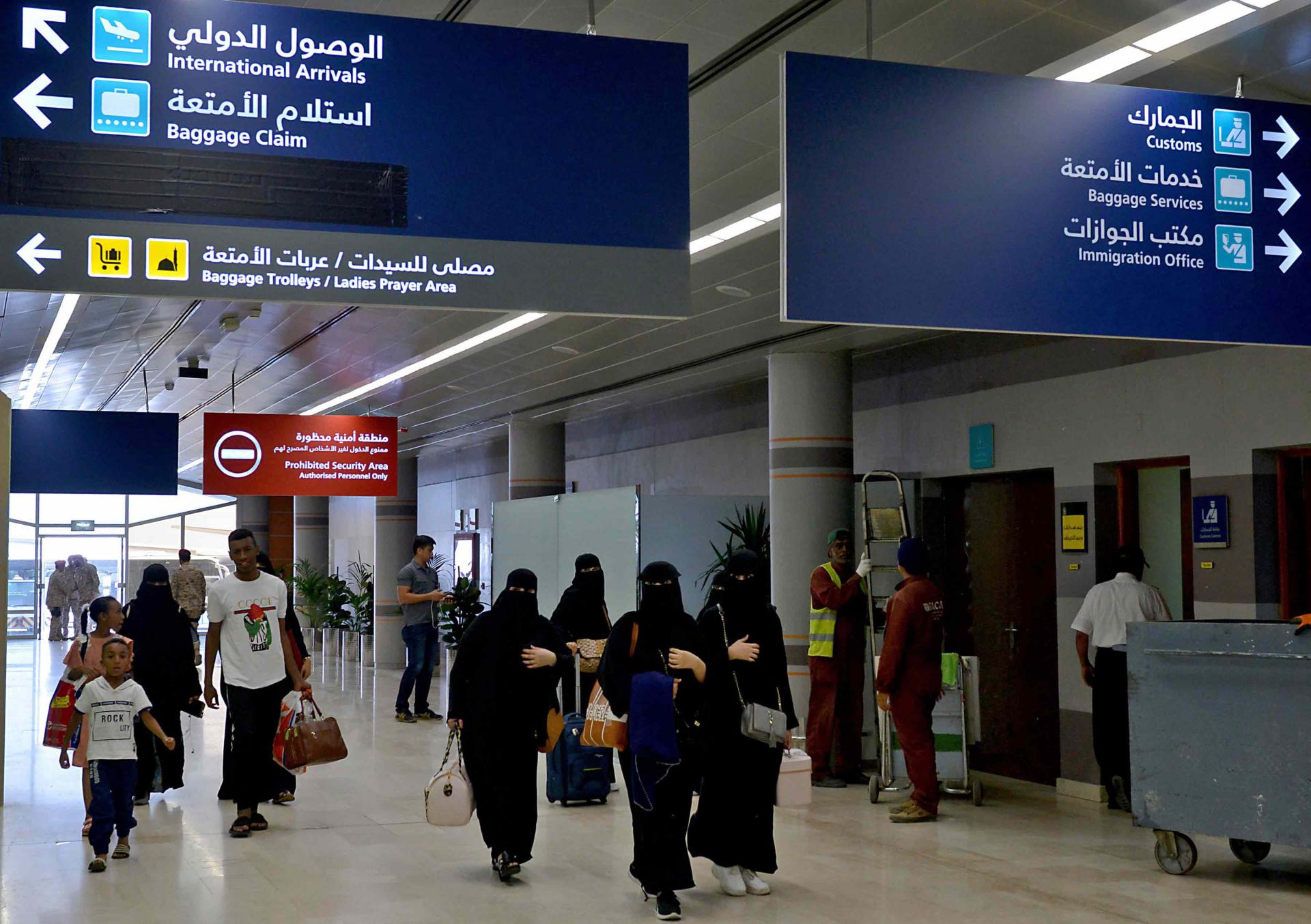 كل سعودية تجاوزت سن 21 عاما لا تحتاج للإذن للسفر بعد اليوم