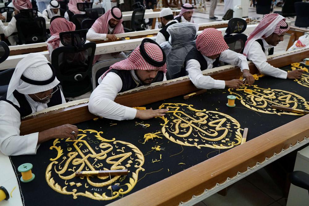 رداء حريري يغطي الكعبة المشرفة بآيات من ذهب