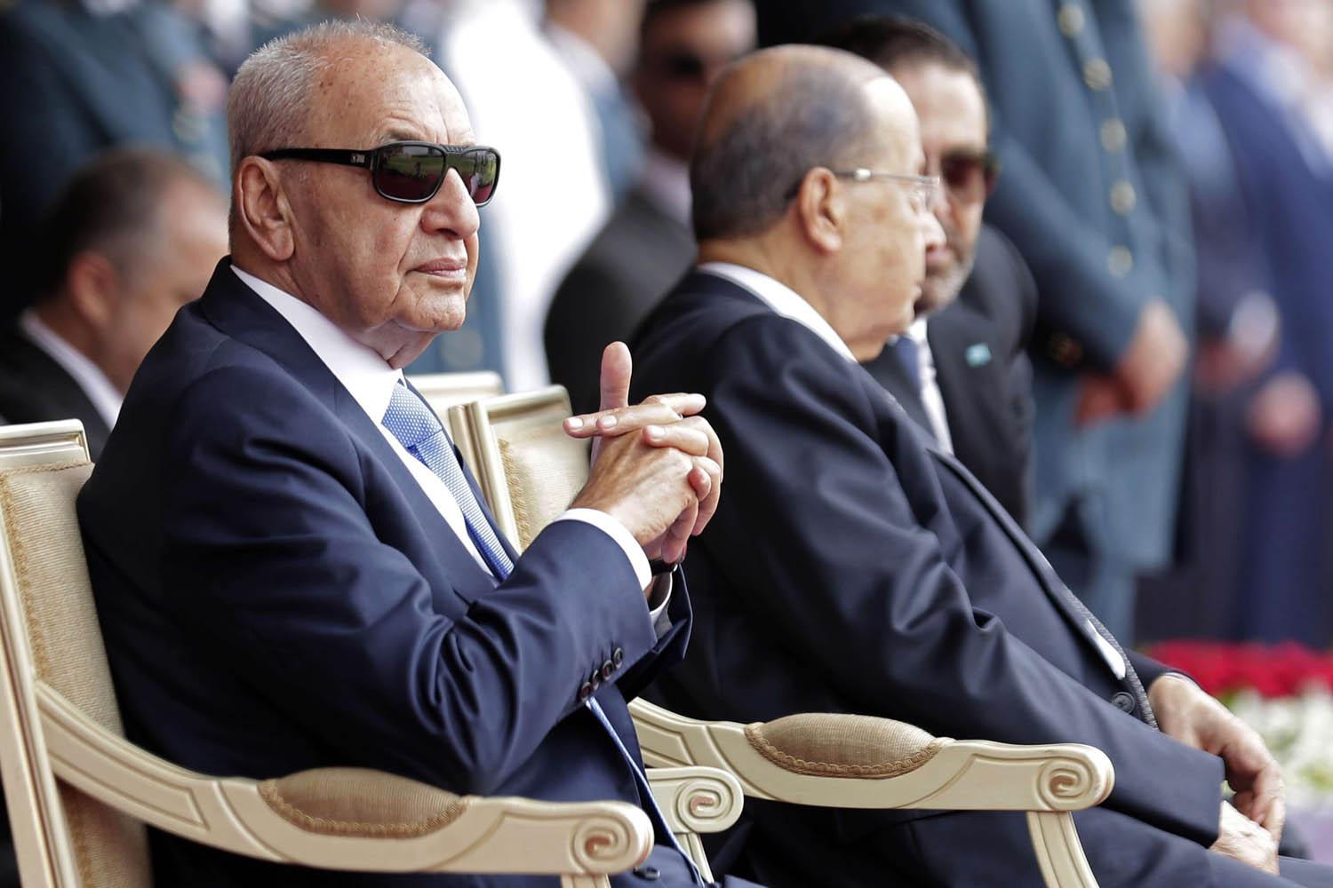 الرئيس اللبناني ميشال عون يتوسط رئيس مجلس النواب نبيه بري ورئيس الوزراء سعد الحريري