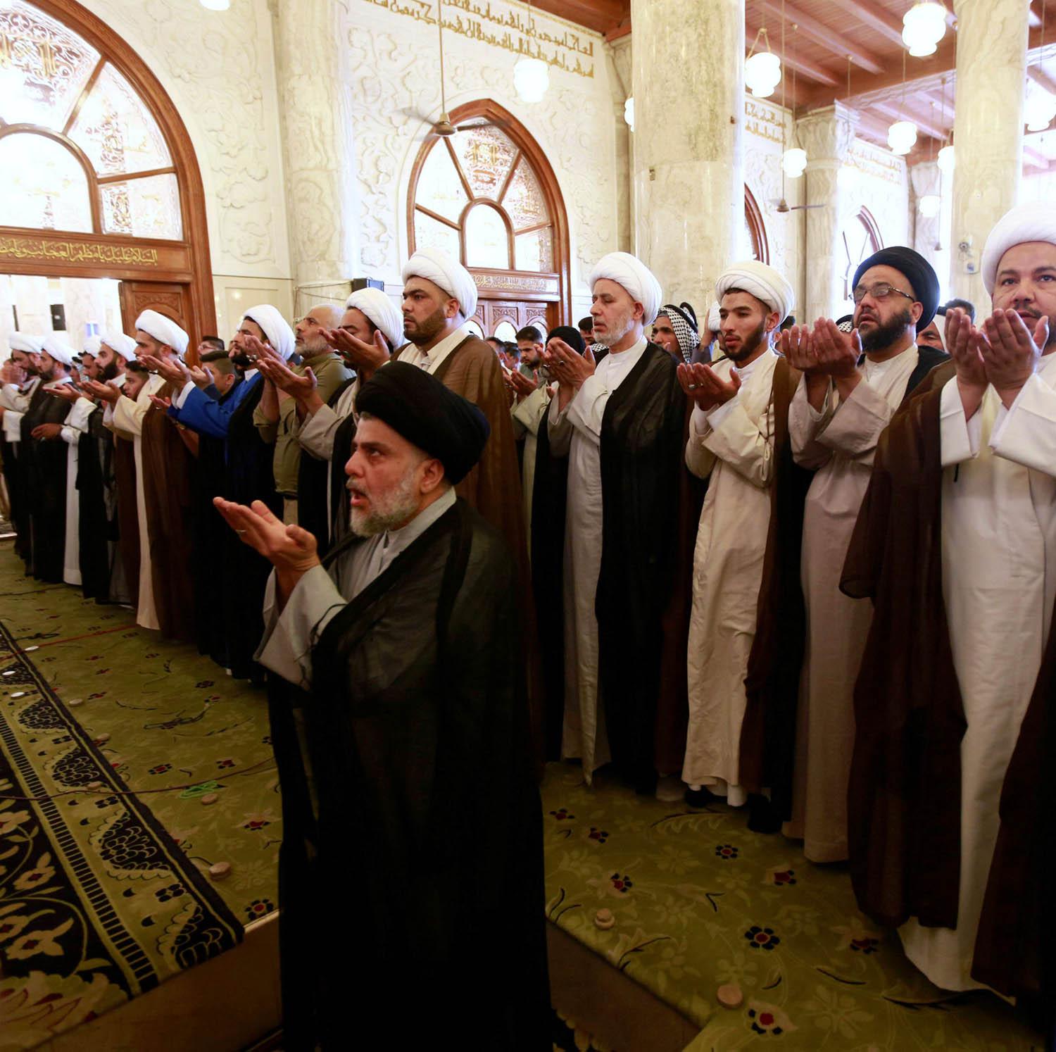 مقتدى الصدر يؤم اتباعه في صلاة العيد في الكوفة