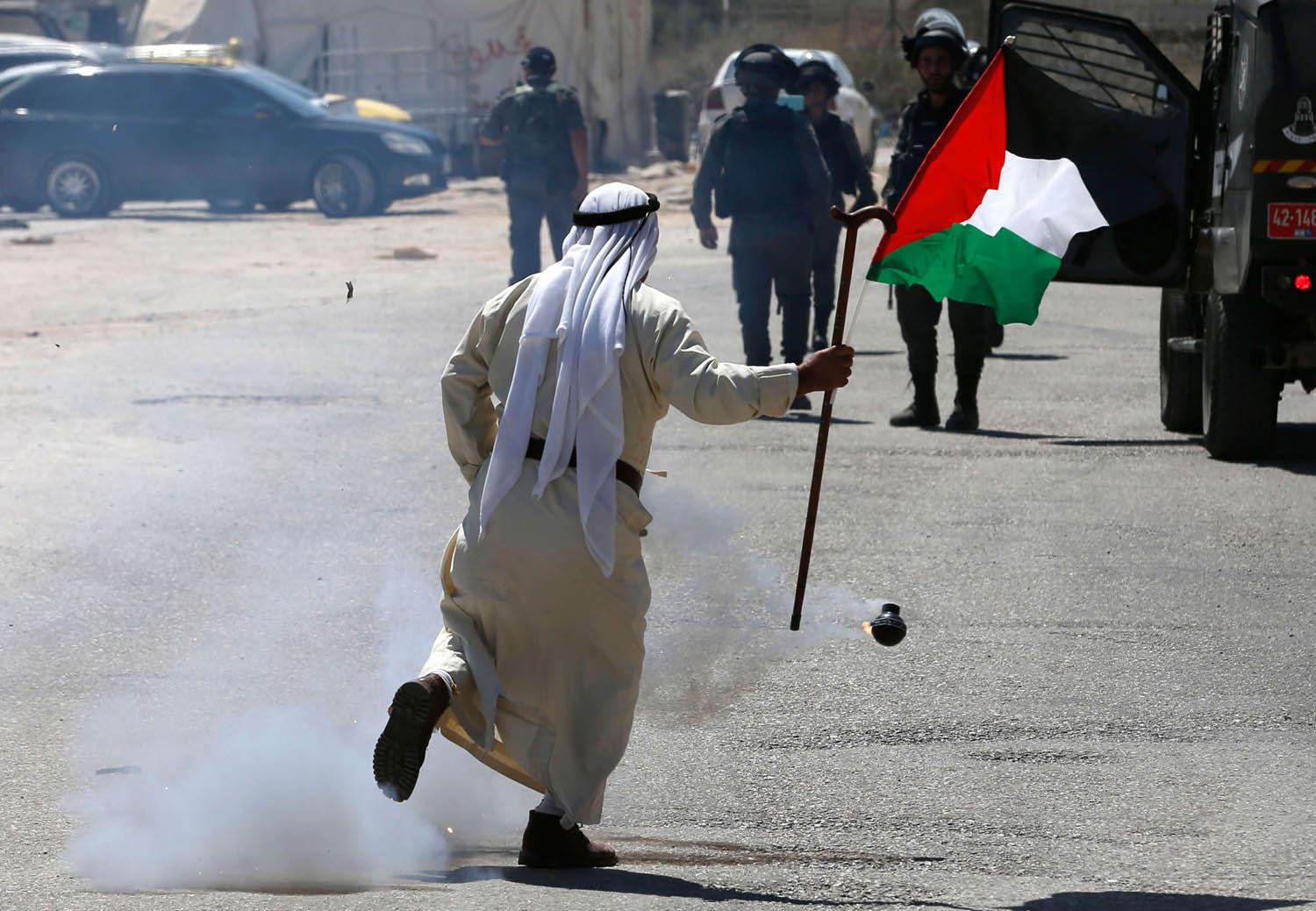 متظاهر فلسطيني في الضفة الغربية