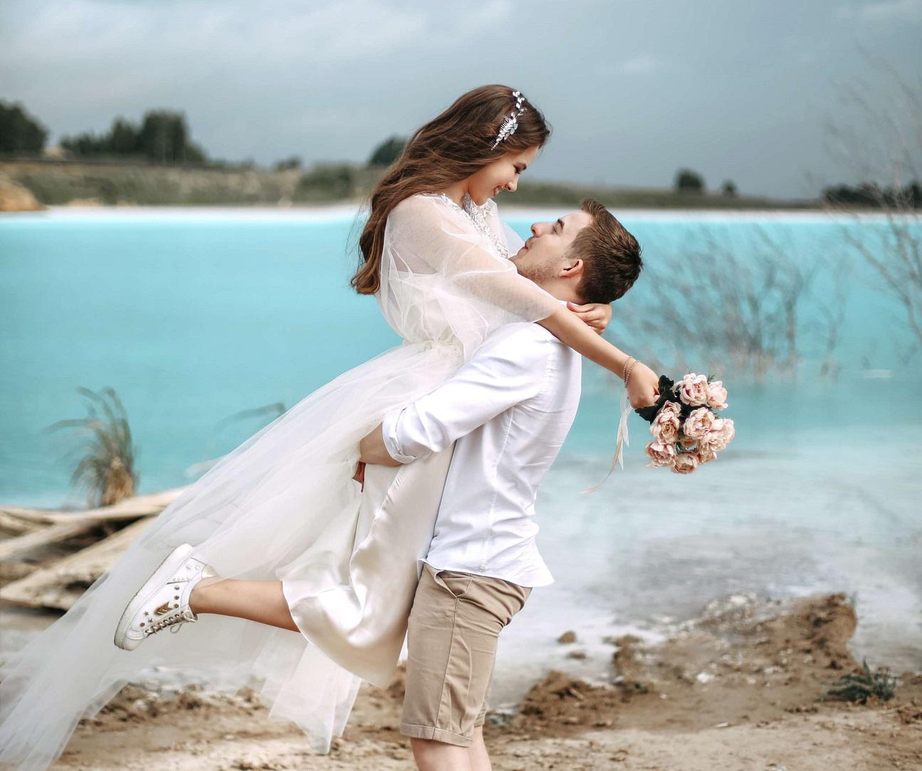 زوجان روسيان يلتقطان صورا بجانب بحيرة في موسكو