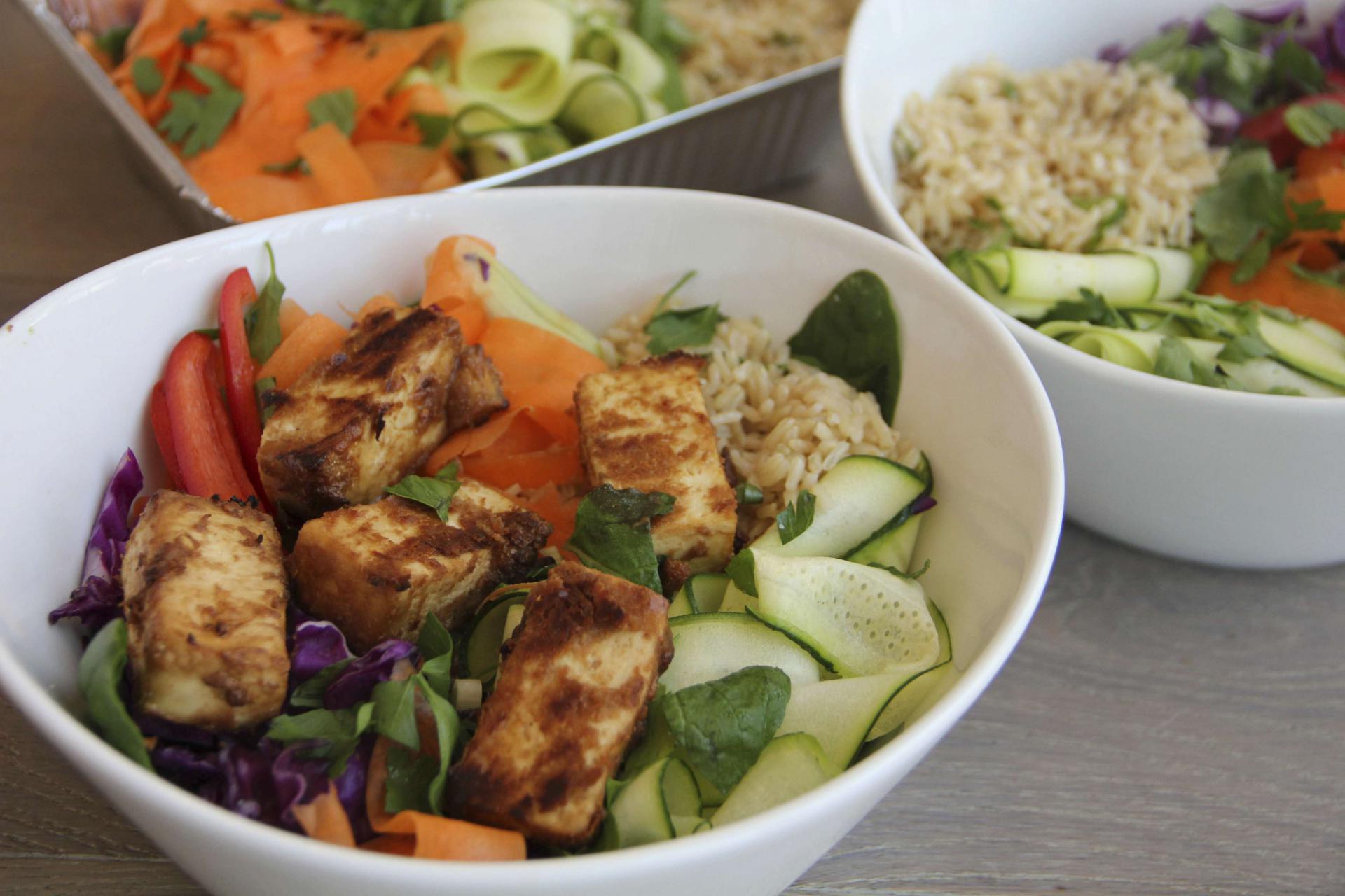 أطباق من الخضار والدجاج المشوي