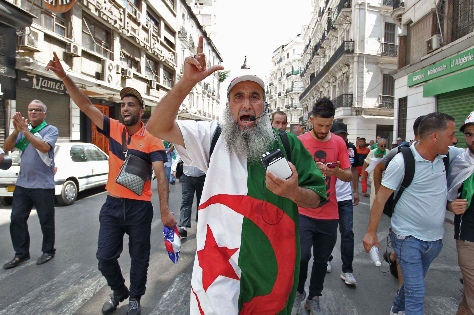 تريث اللإسلاميين مرتبط بردود فعل الشارع