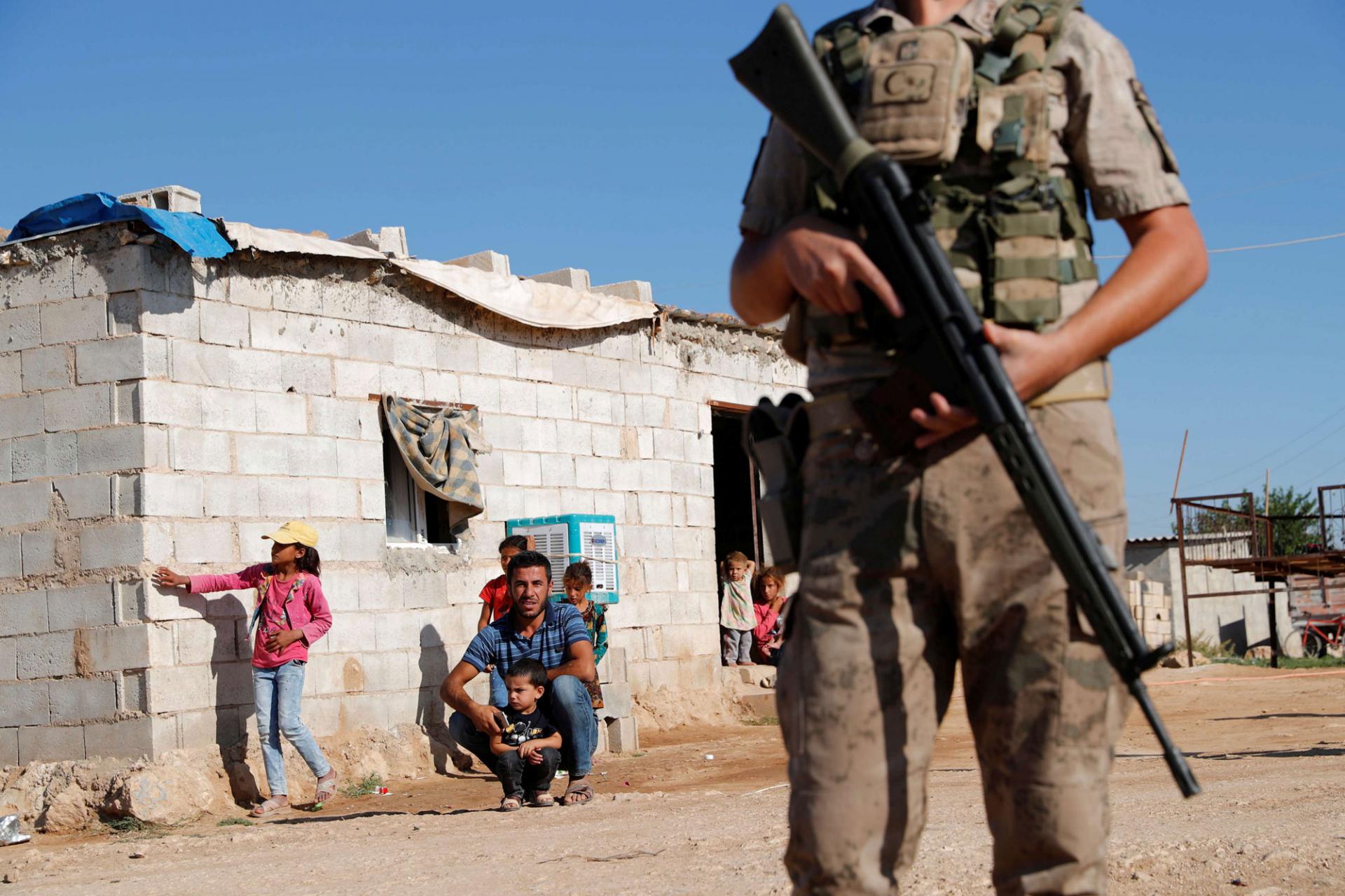 جندي تركي يطلق النار على من يقترب من الجدار الحدودي