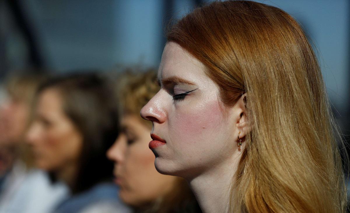 مجموعة نساء يمارسن رياضة التأمل