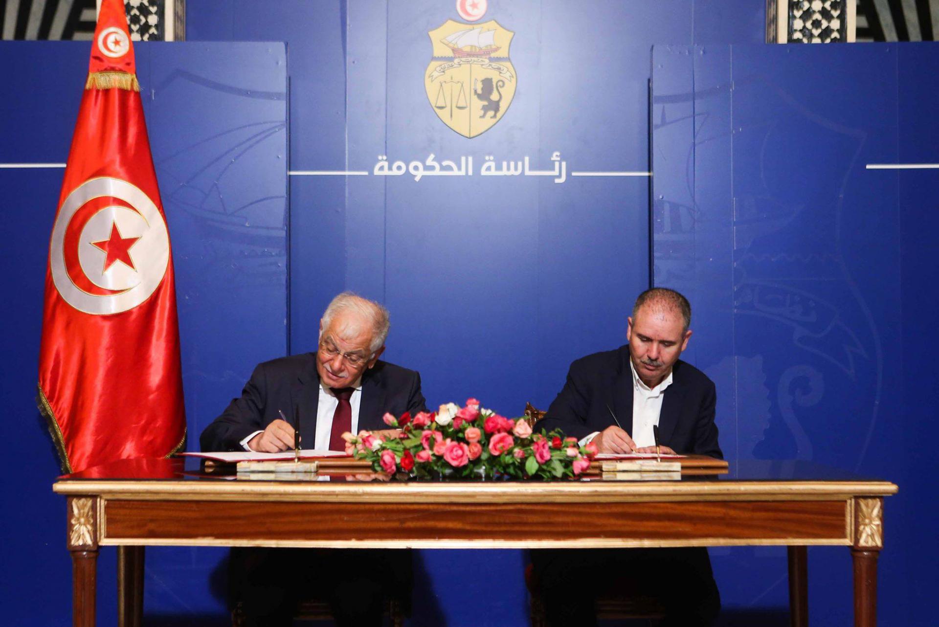 رئيس الحكومة المفوض (يسار) والأمين العام لاتحاد الشغل