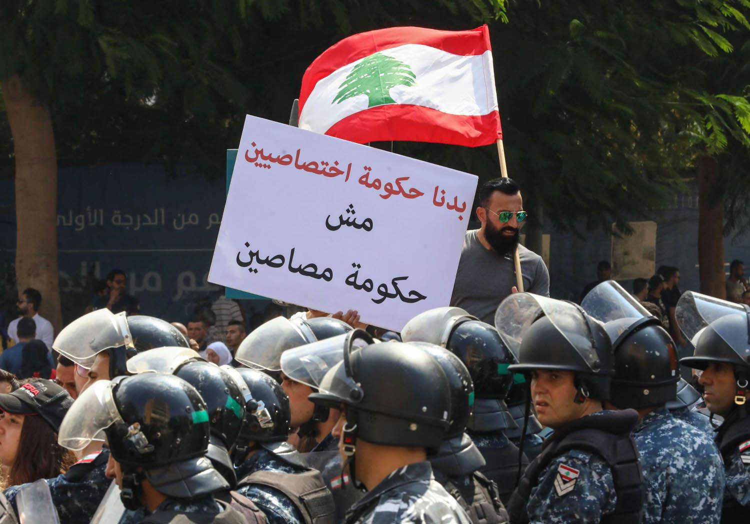 متظاهر لبناني وسط بيروت