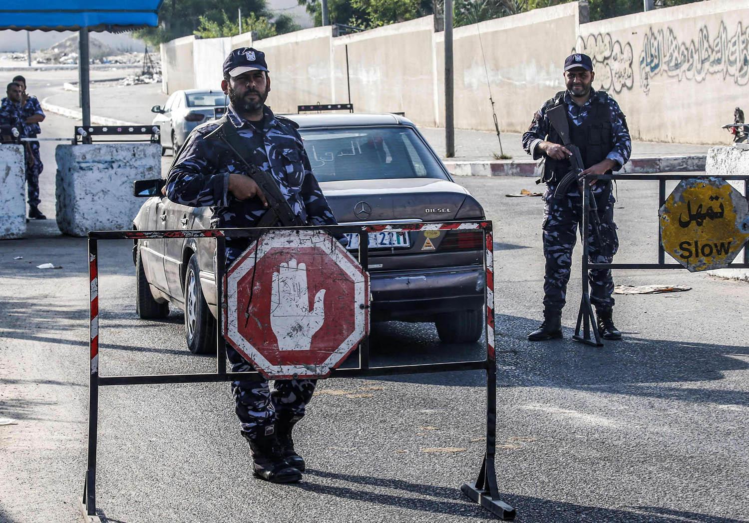 أفراد أمن من حماس يضعون حواجز في خان يونس في غزة