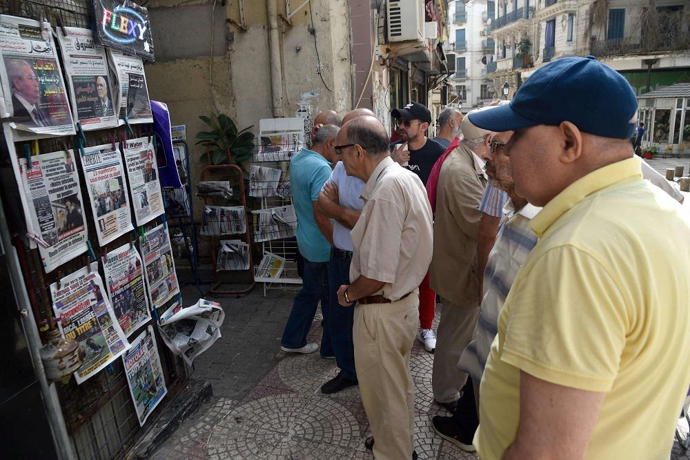 الشعب الجزائري يطالب بالاقتداء بالتجربة التونسية