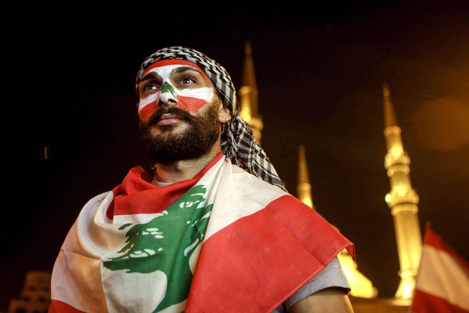 متظاهر لبناني وسط بيروت
