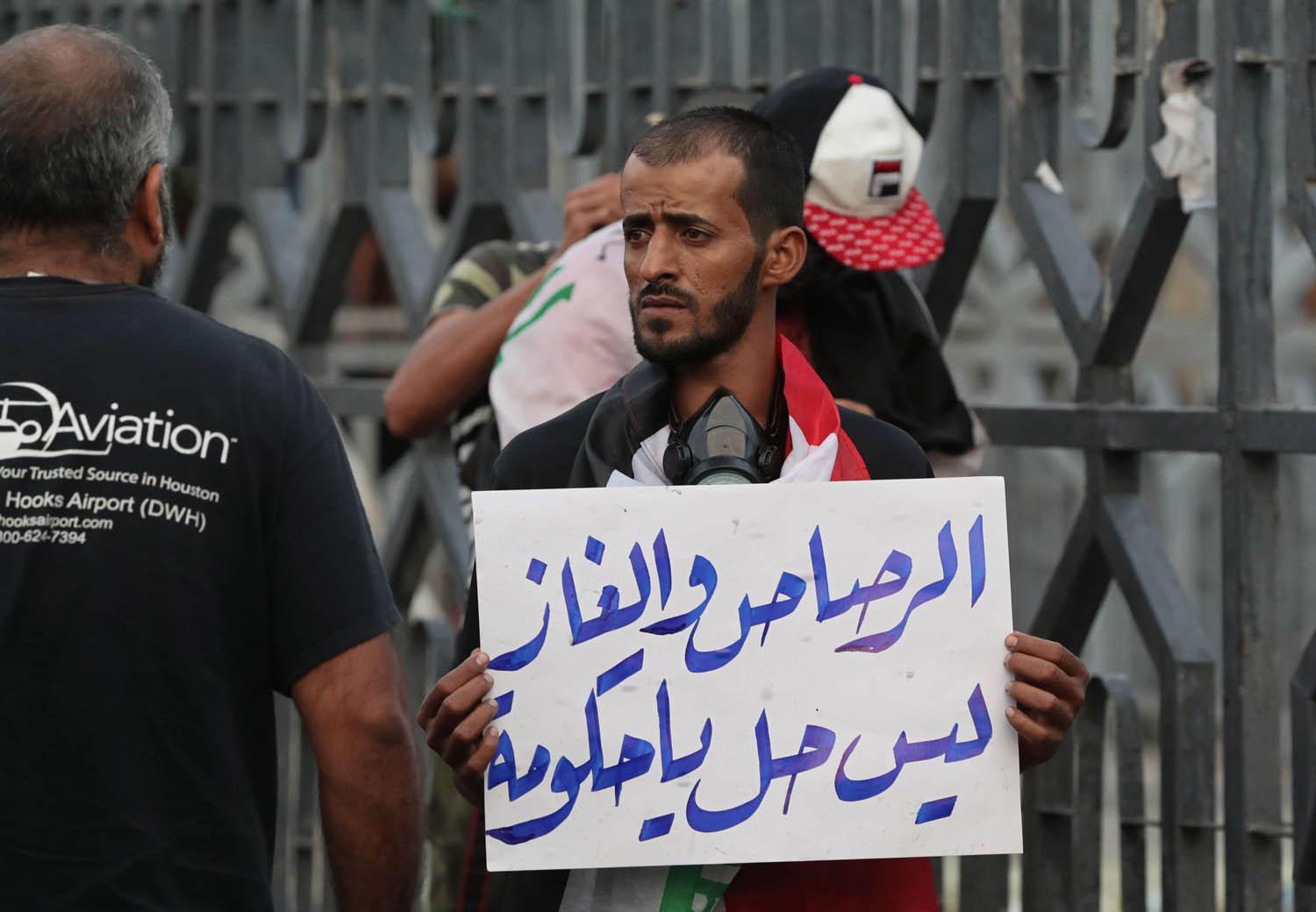 عراقي يتظاهر وسط بغداد ضد الفساد