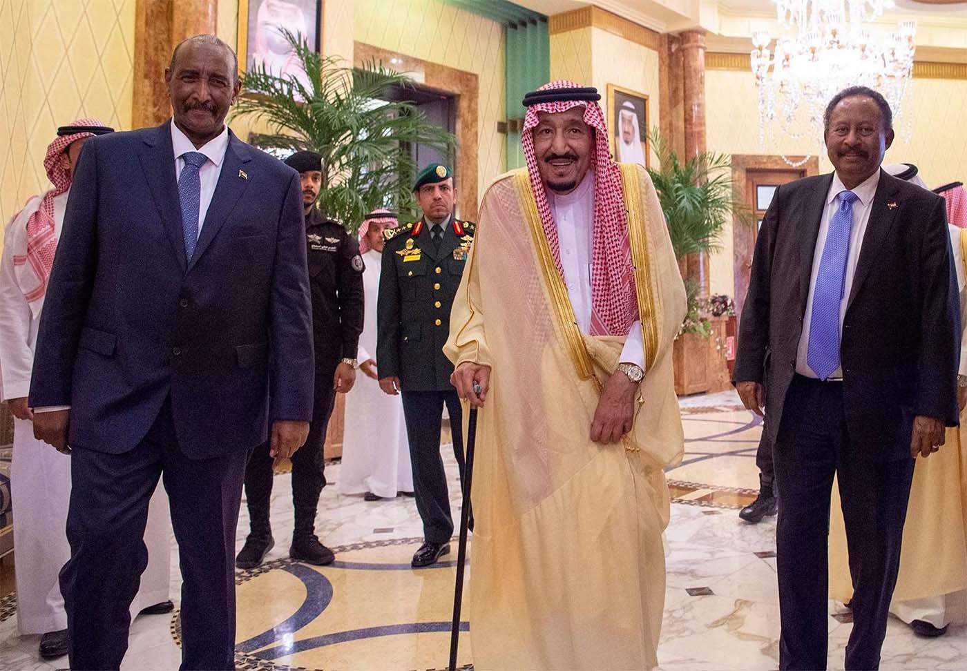 Saudi King Salman bin Abdulaziz Al Saud (C) receives head of the Ruling Council of Sudan Abdel Fattah al-Burhan (L) and Sudanese Prime Minister Abdallah Hamdouk