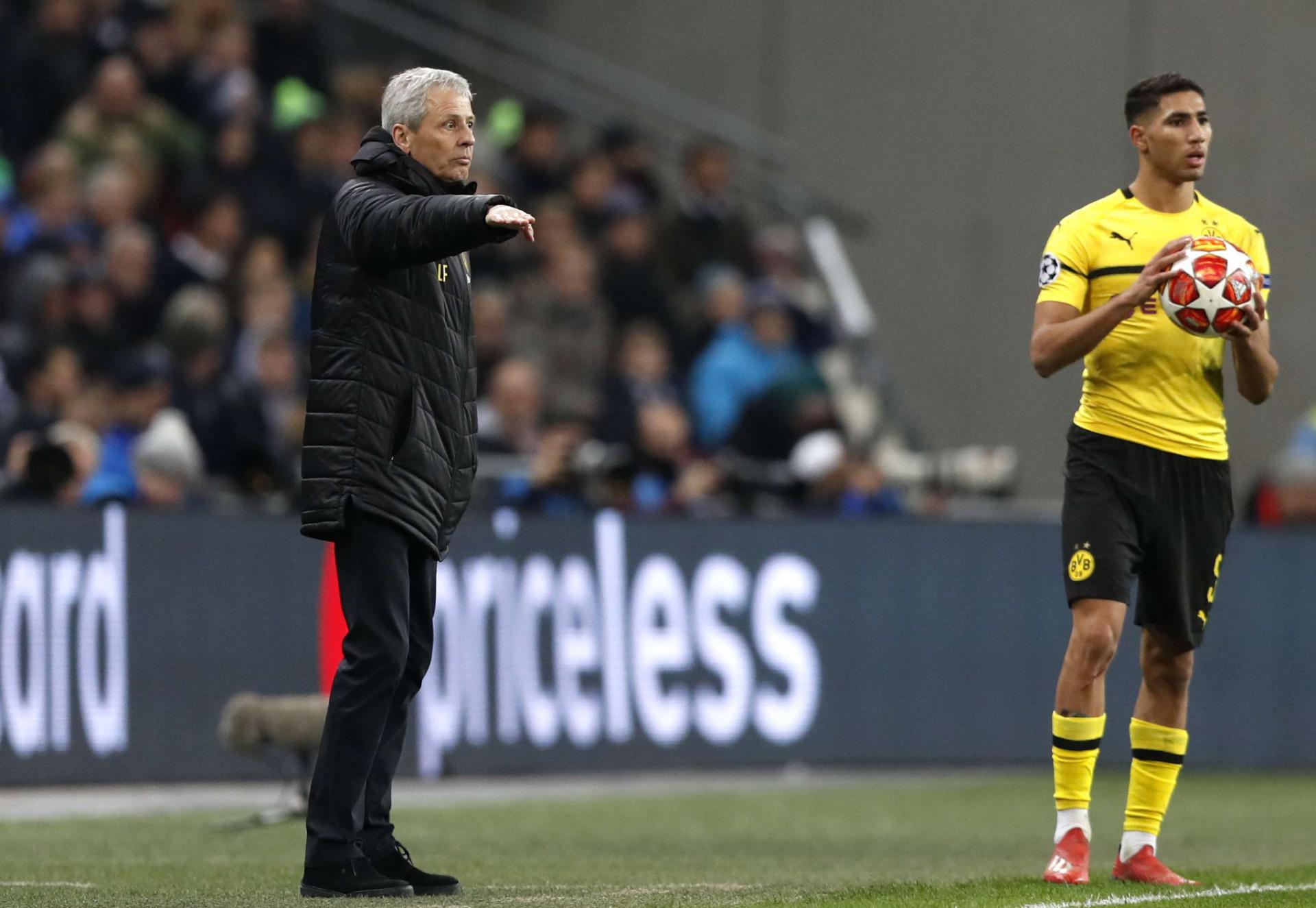 أشرف حكيمي والسويسري لوسيان فافر 