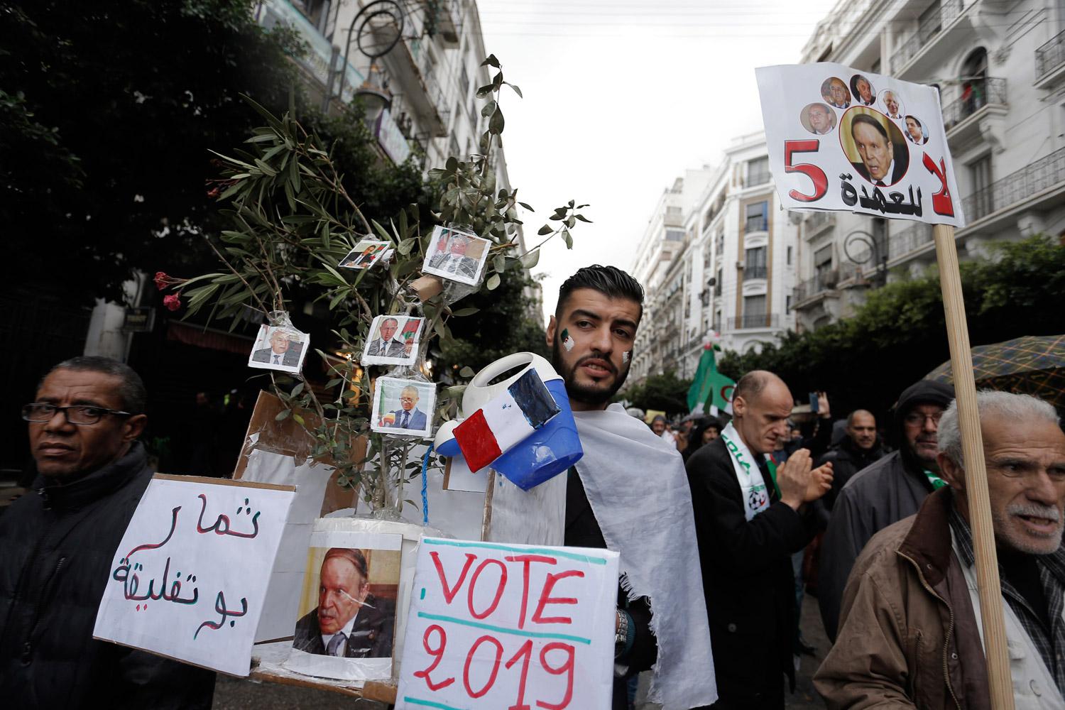 الحراك الجزائري يرى في جميع المرشحين وجوها للنظام الذي يطالب برحيله