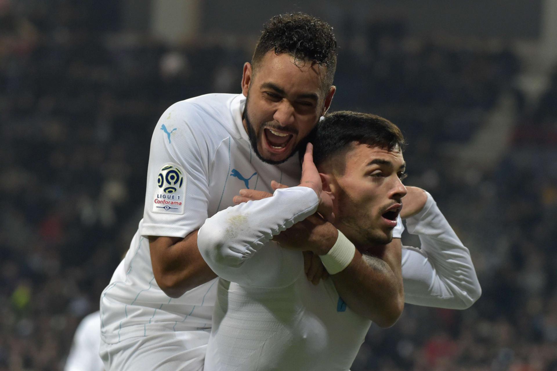 مهاجم مرسيليا الصربي نيمانيا رادونيتش (يمين) لواعب خط وسط مرسيليا الفرنسي ديميتري باييت