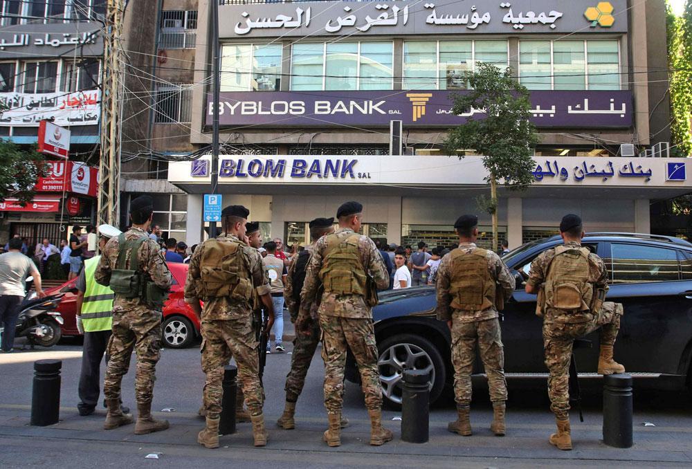 العاملين بالبنوك يواجهون تهديدا من زبائن غاضبين