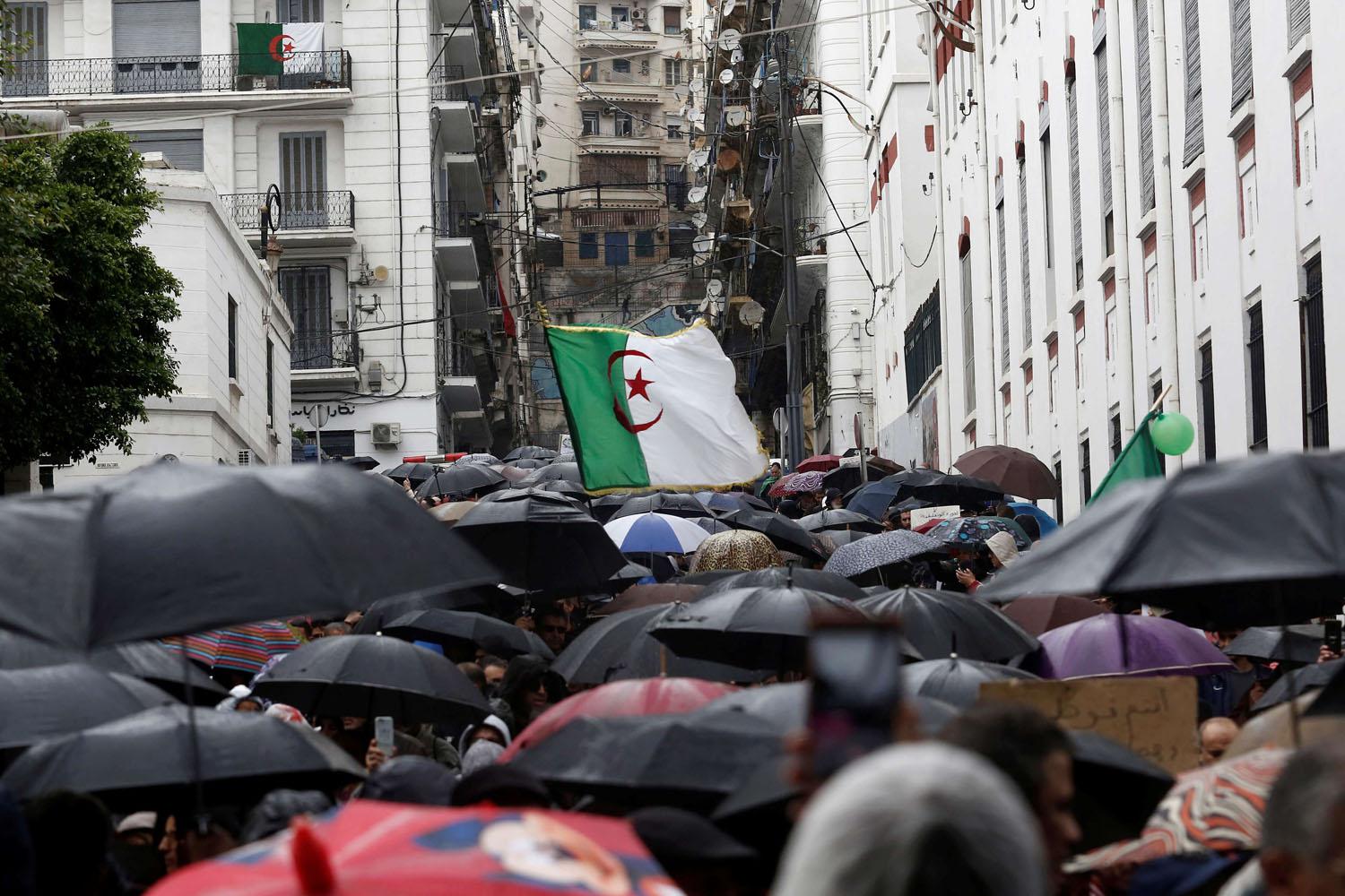 مواجهة سياسية مع الجيش في الشارع