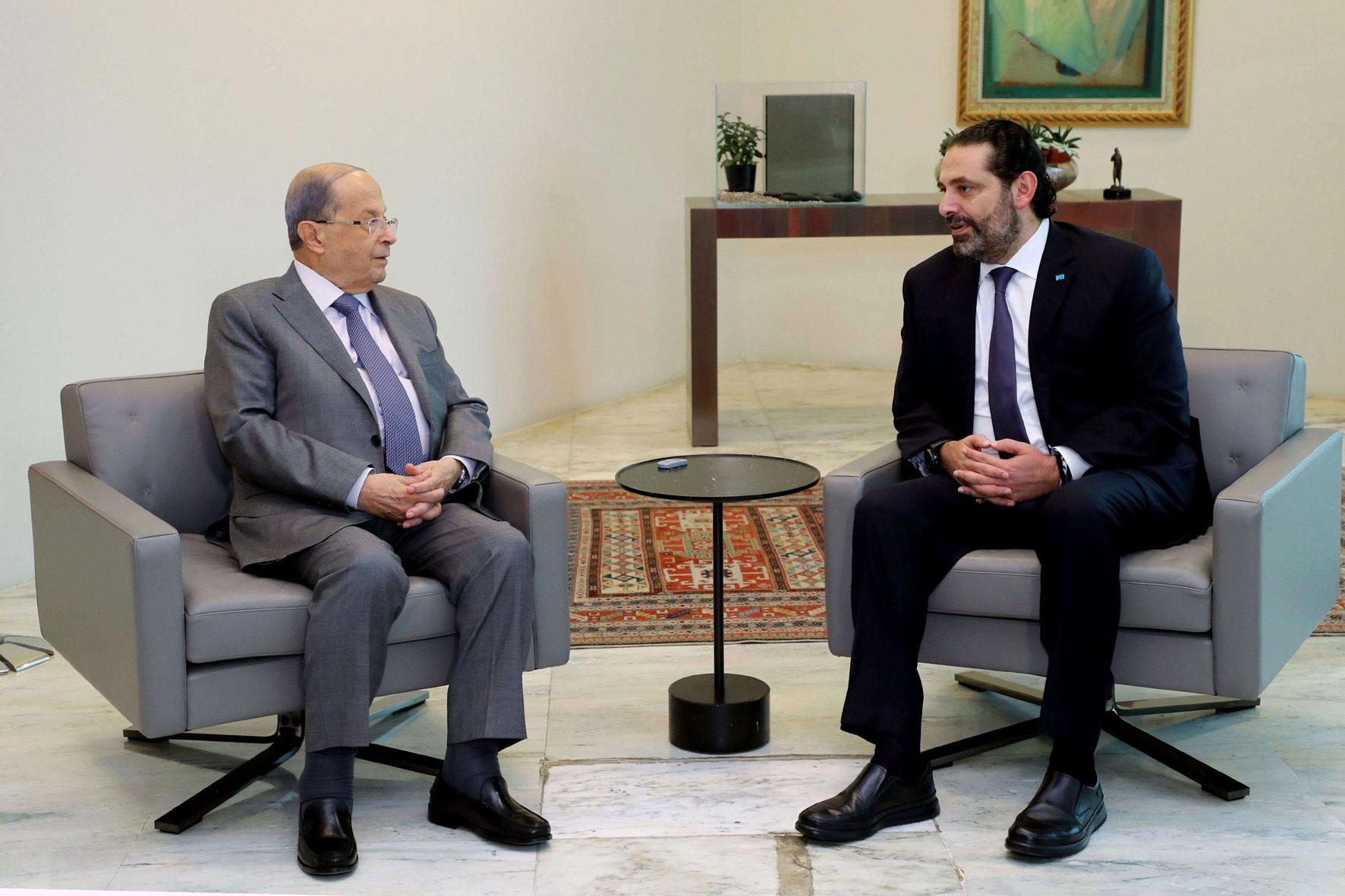 الرئيس اللبناني المستقيل سعد الحريري في اجتماع مع رئيس الوزراء المستقيل ميشال عون