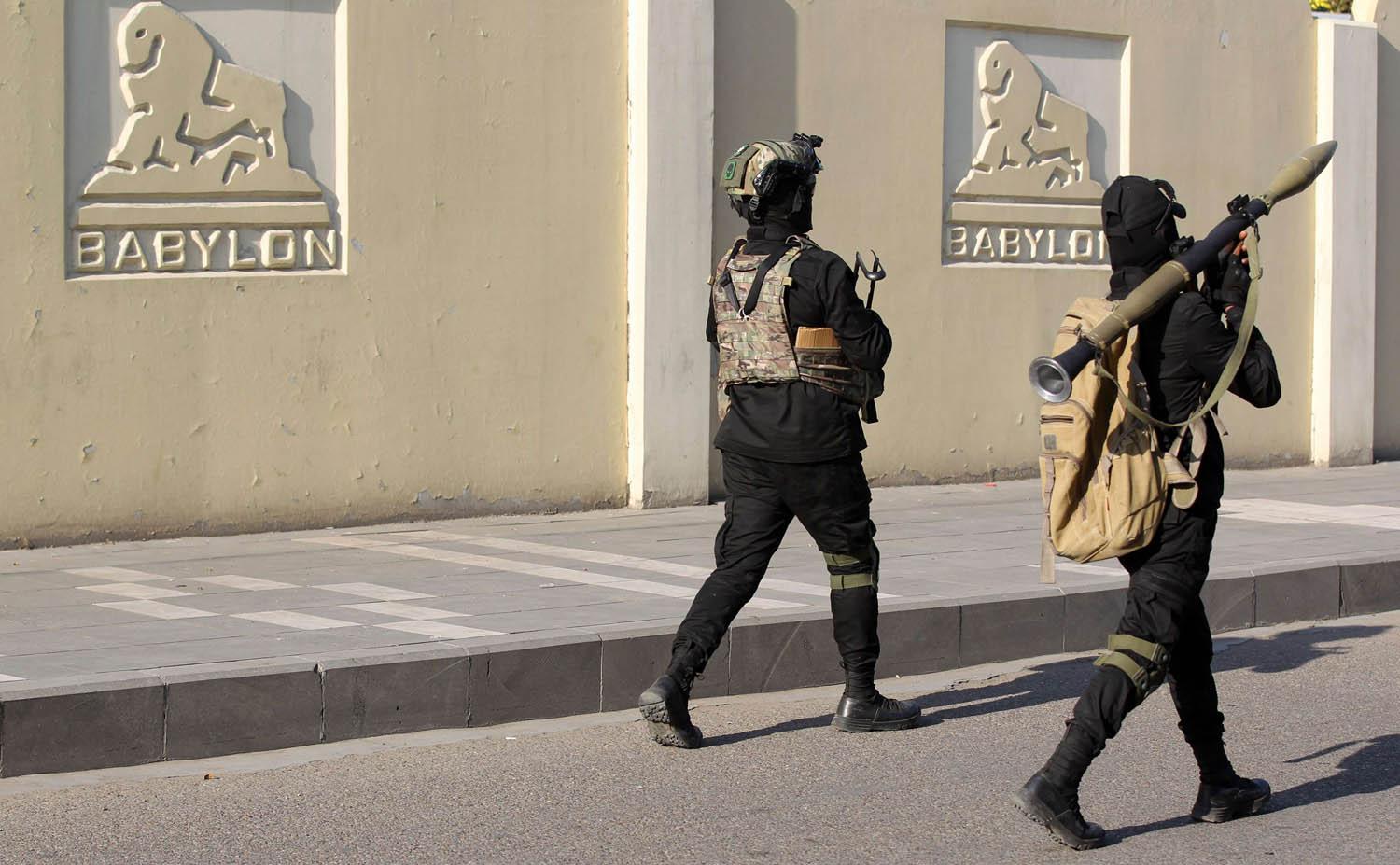 مقاتلان من الحشد الشعبي في مدينة العمارة التي شهدت تظاهرات احتجاج دامية