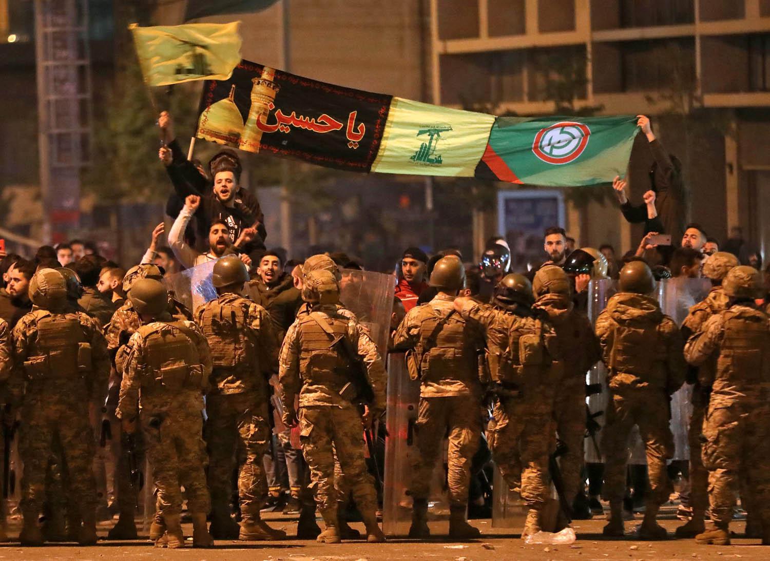متظاهرون من حزب الله وأمل وسط بيروت