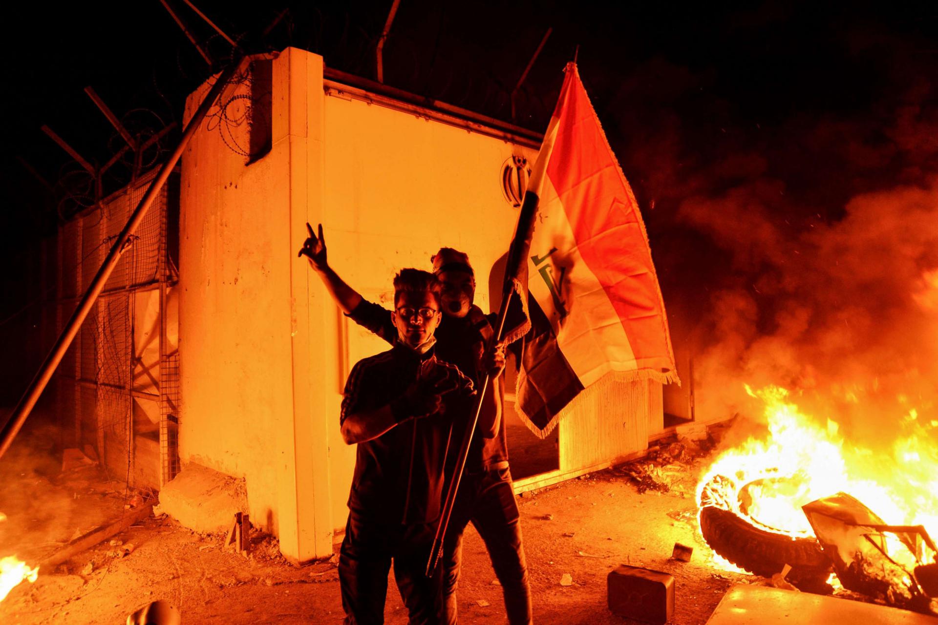إحراق القنصلية الايرانية في النجف أقوى تعبير حتى الآن عن المشاعر المناهضة لإيران