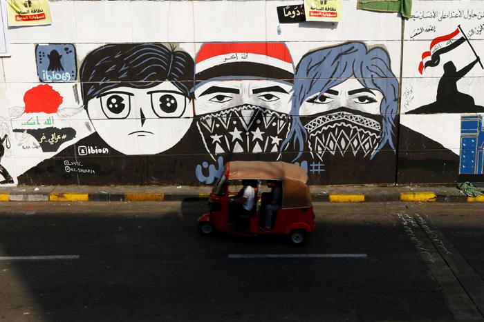 العراقيون يجردون الاحزاب الحاكمة من سلطتها
