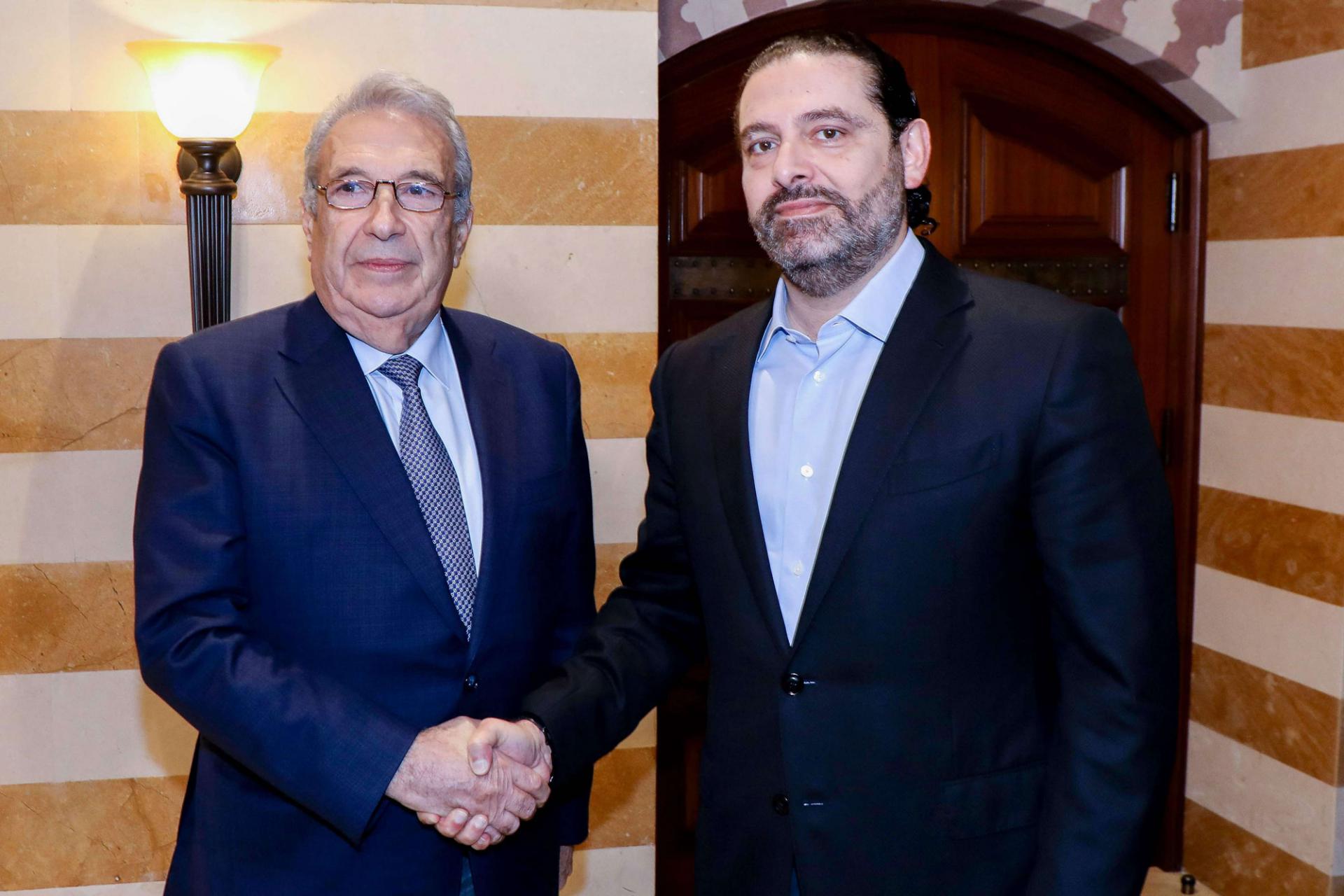 الحريري يصافح رجل الأعمال سمير الخطيب (يمين)