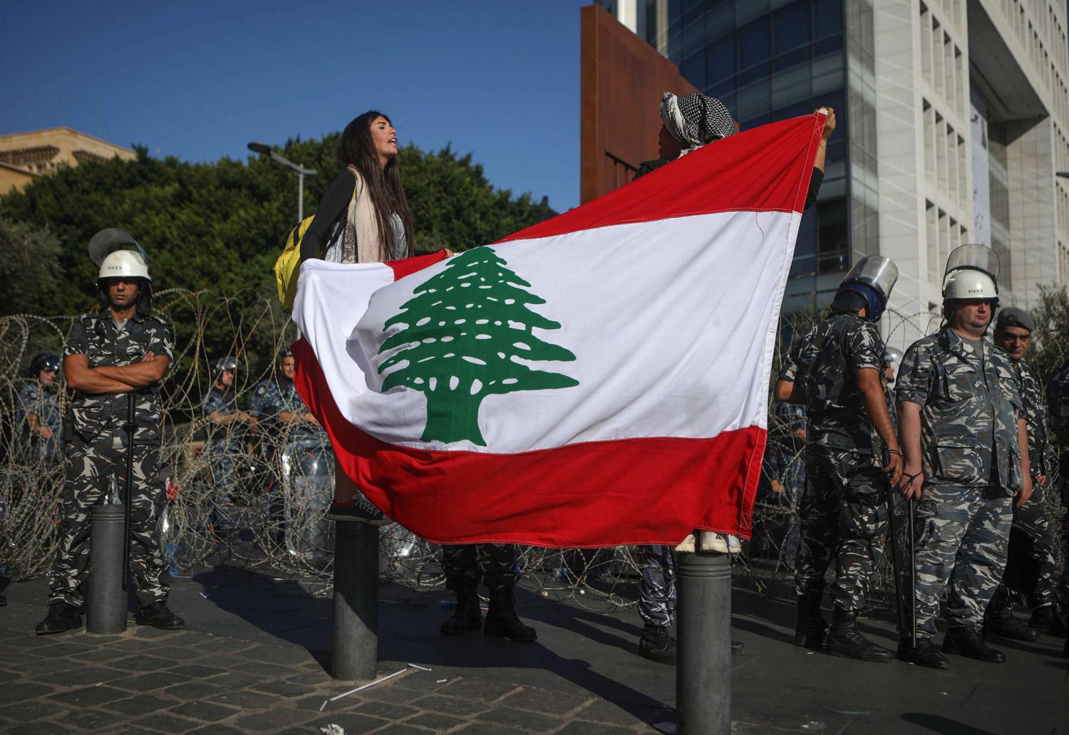 المحتجون يطالبون النواب بتسمية شخصية مستقلة تحظى بثقتهم 