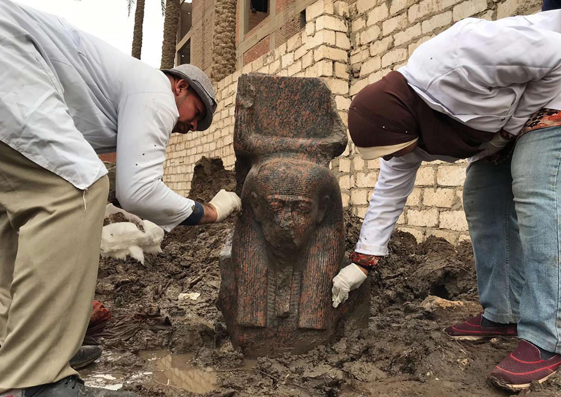 فريق التنقيب يكشف عن تمثال للفرعون رمسيس الثاني 