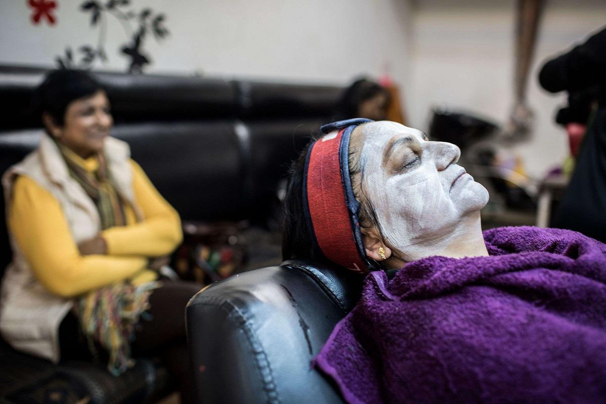 سيدة تضع قناعا من مستحضرات التبييض في أحد مراكز التجميل في جوهانسبيرغ