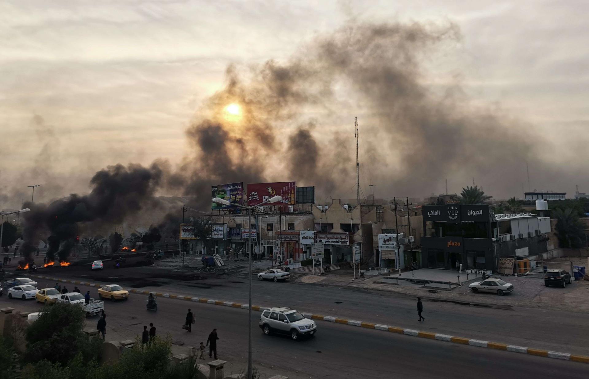 المحتجون يغلقون الطرق المؤدية لحقل النفط بالناصرية