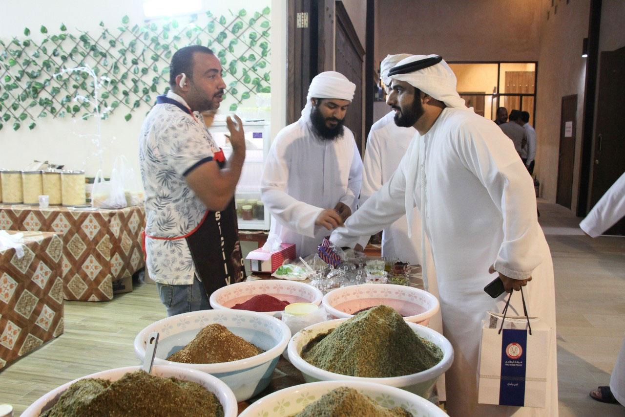 تجار في مهرجان الظفرة
