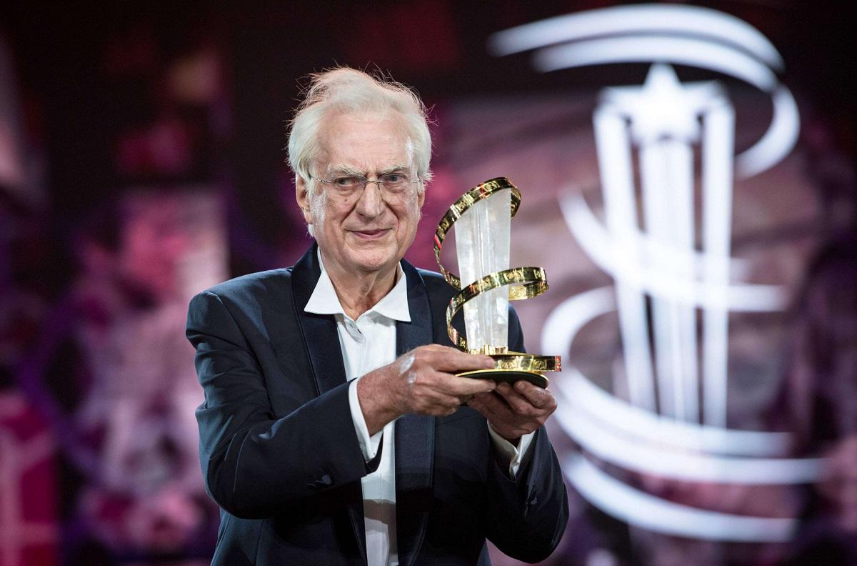 المخرج الفرنسي برنار تافرنييه يتسلم جائزة المهرجان الدولي للفيلم بمراكش 