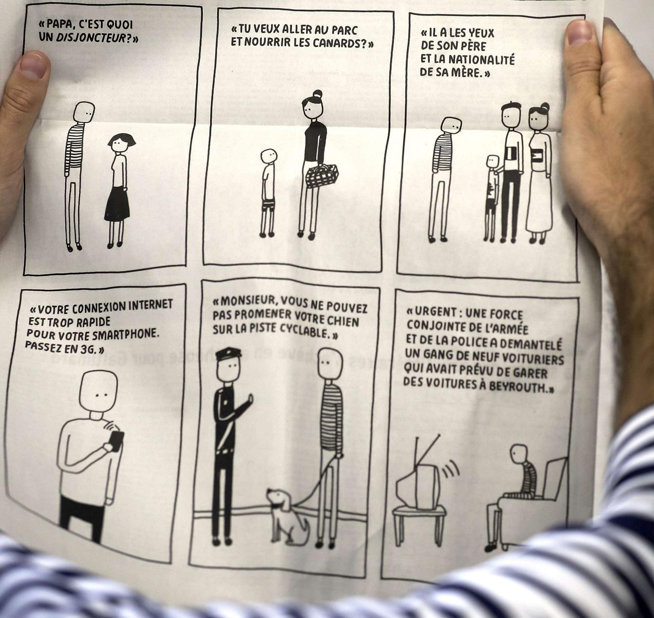 رجل ينظر إلى الرسوم الكاريكاتيرية التي رسمها الفنان اللبناني برنار الحاج ونشرت في صحيفة لوريان لو جور اللبنانية الناطقة بالفرنسية