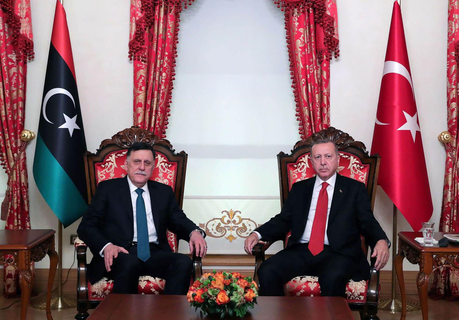 الرئيس التركي رجب طيب اردوغان ورئيس حكومة الوفاق الليبية فائز السراج