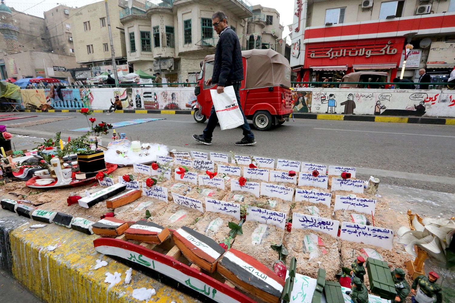 متظاهرو العراق يطردون الخوف بعد مجزرة السنك