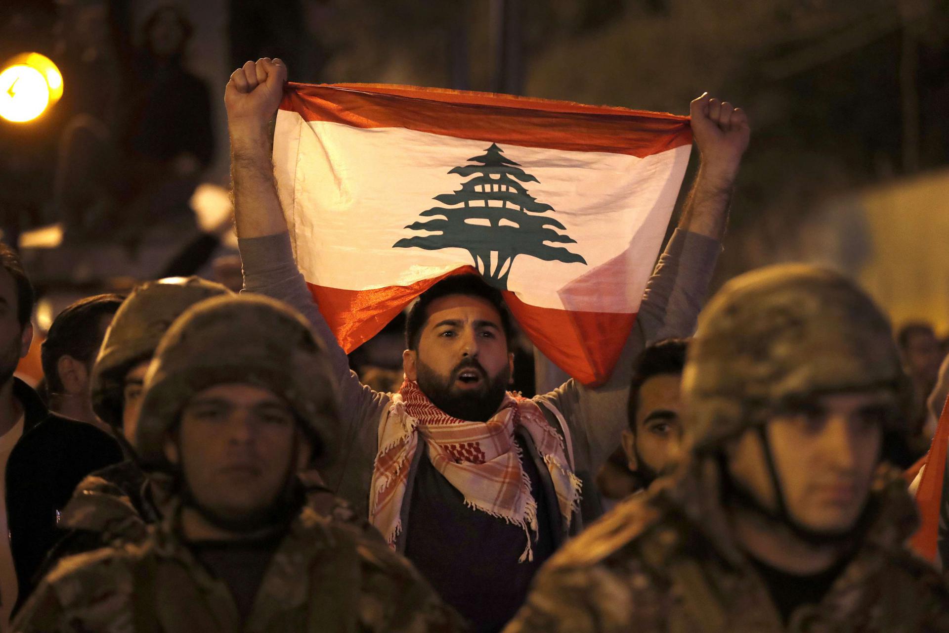 واشنطن: صلابة الجيش في المظاهرات تثير الإعجاب