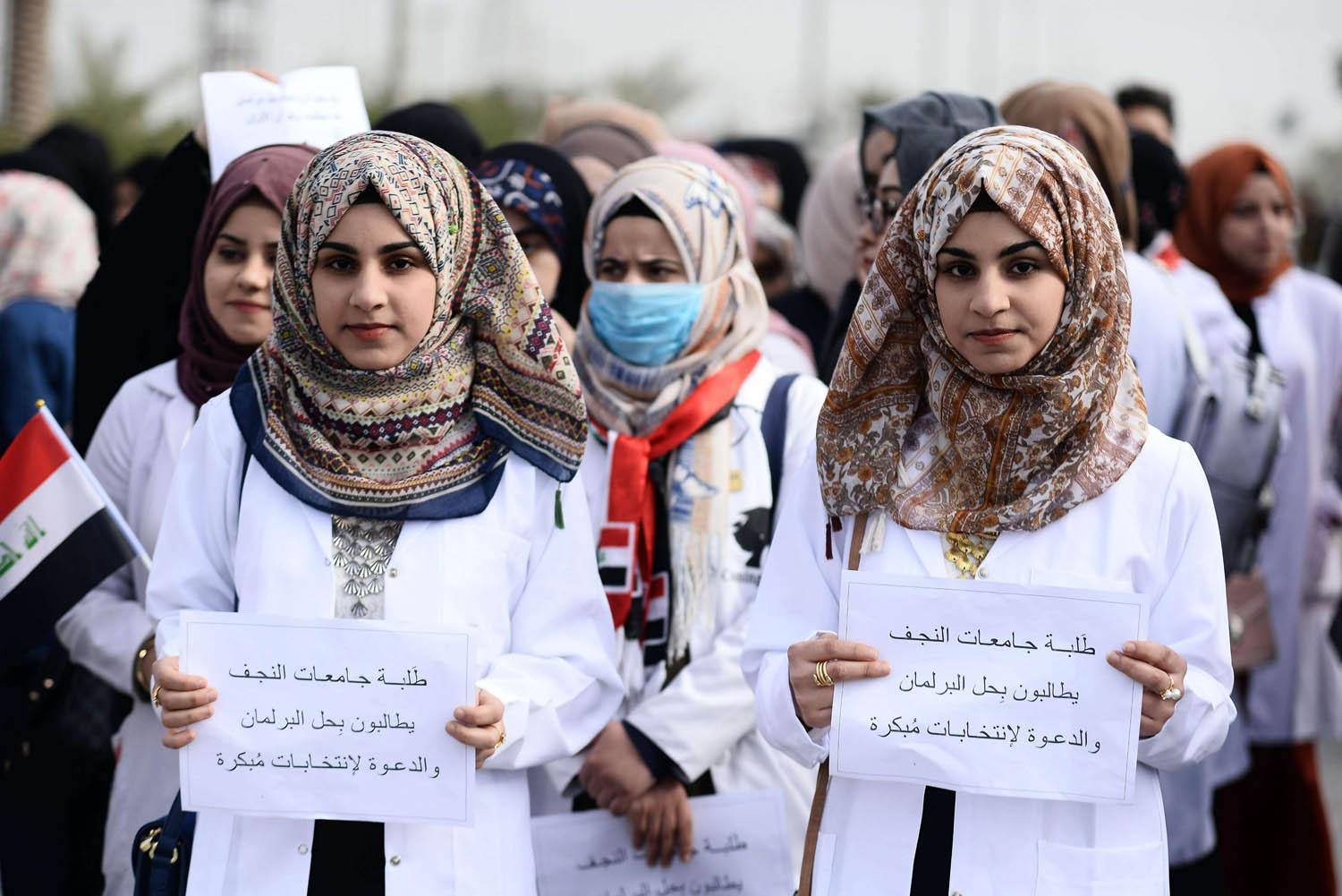 عراقيات يتظاهرن في النجف ضد النظام السياسي