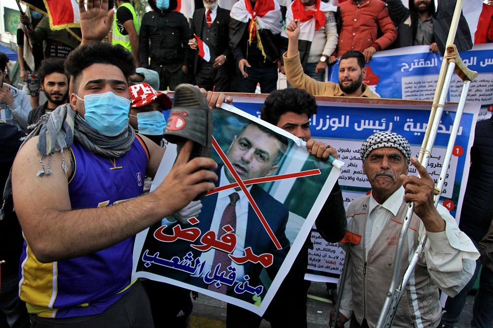 متظاهرون رافضون لتكليف محافظ البصرة اسعد العيداني برئاسة الحكومة