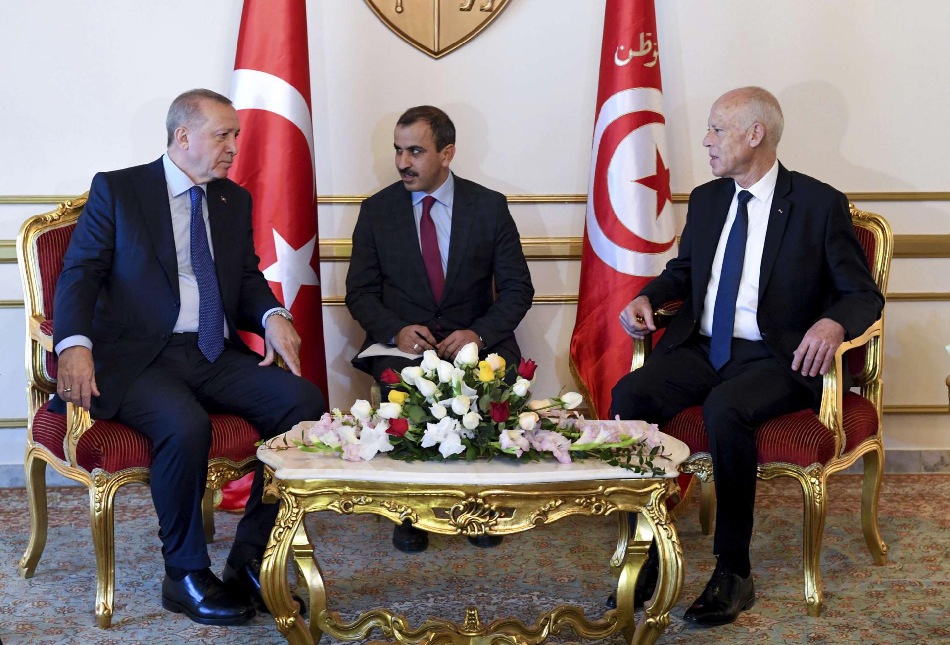 الرئيس التونسي قيس سعيد ونظيره التركي رجب طيب اردوغان