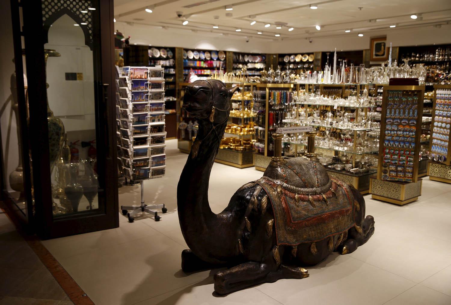 مجسم لجمل وسط محل في مول دبي